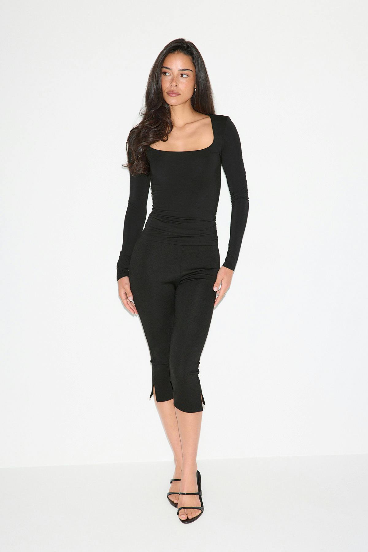 Slim fit scoop neck top