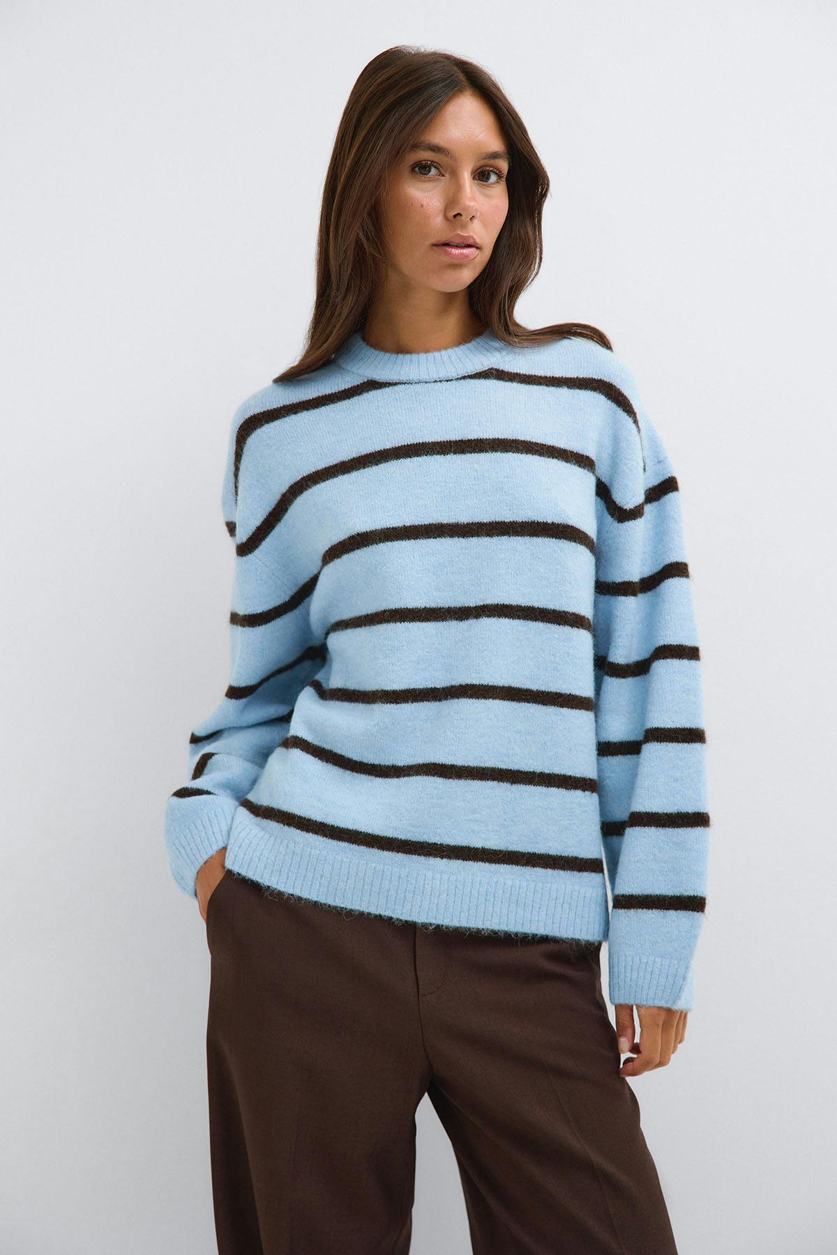 Crew neck knitted sweater