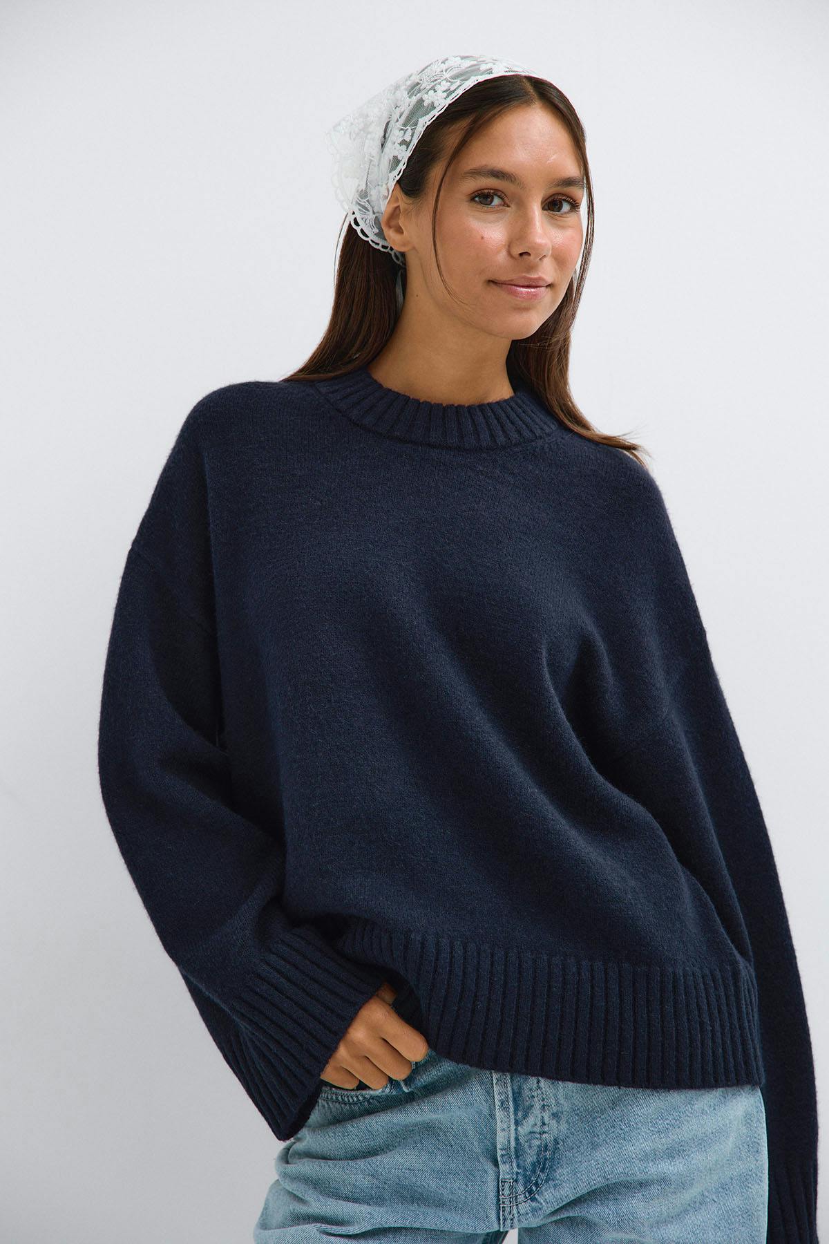 Crew neck knitted sweater