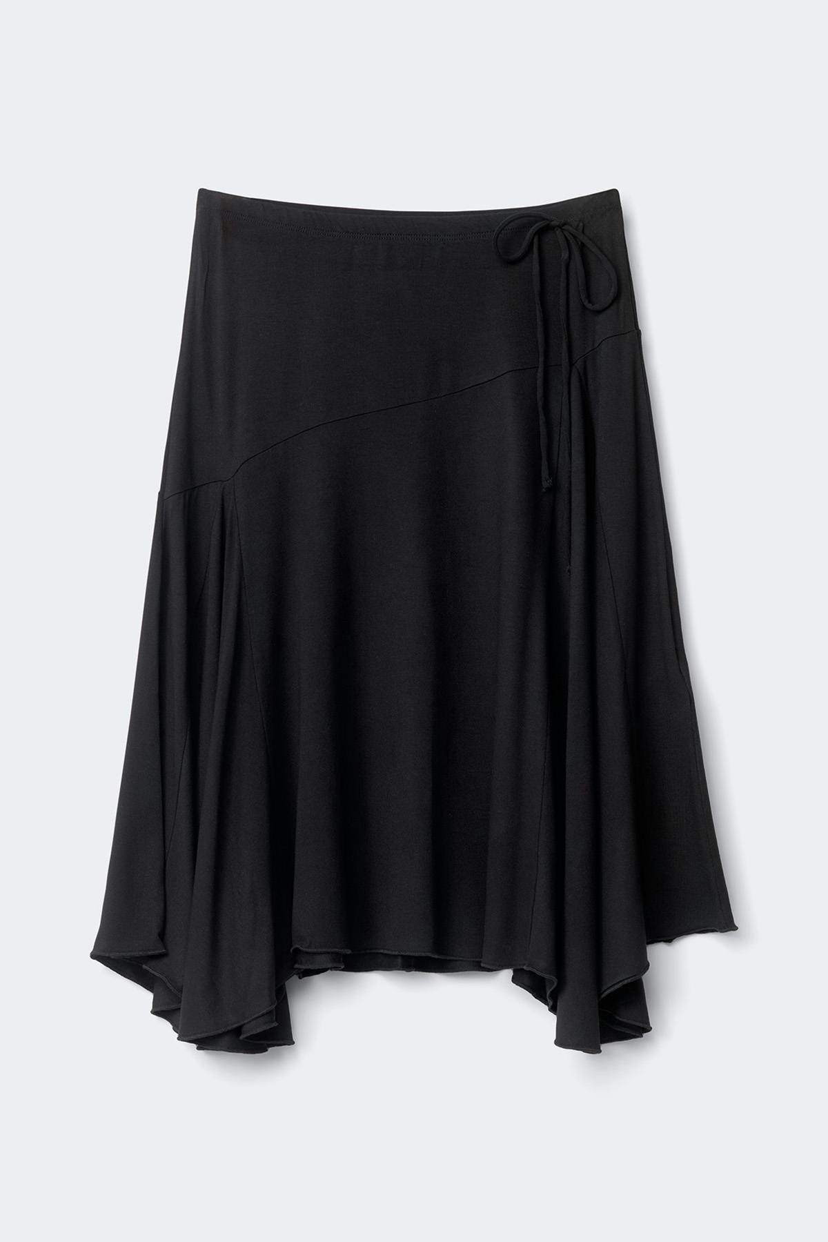 Asymmetric skirt
