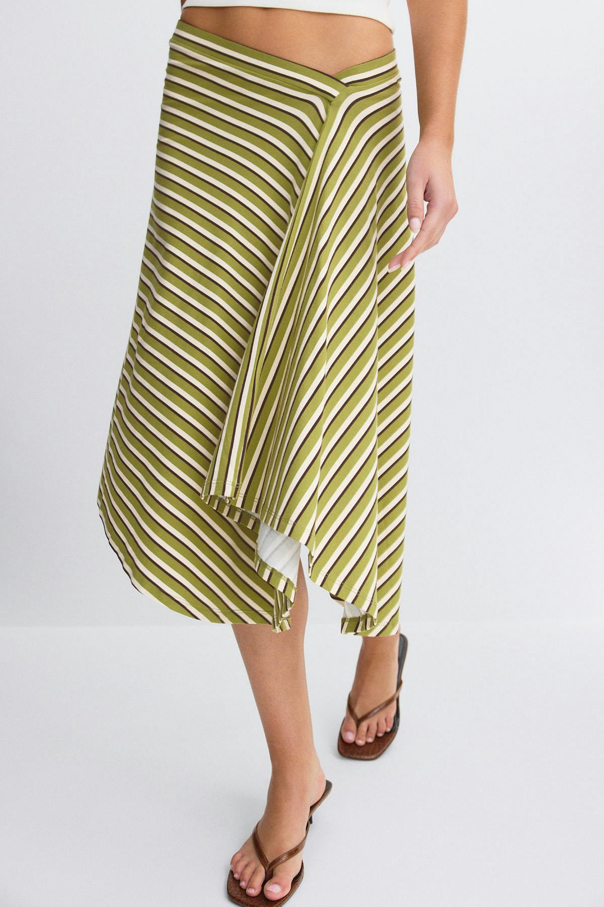 Asymmetric skirt