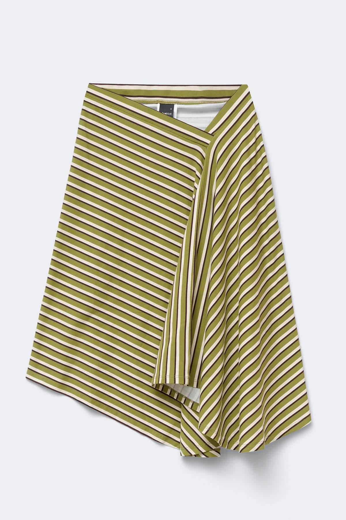 Asymmetric skirt