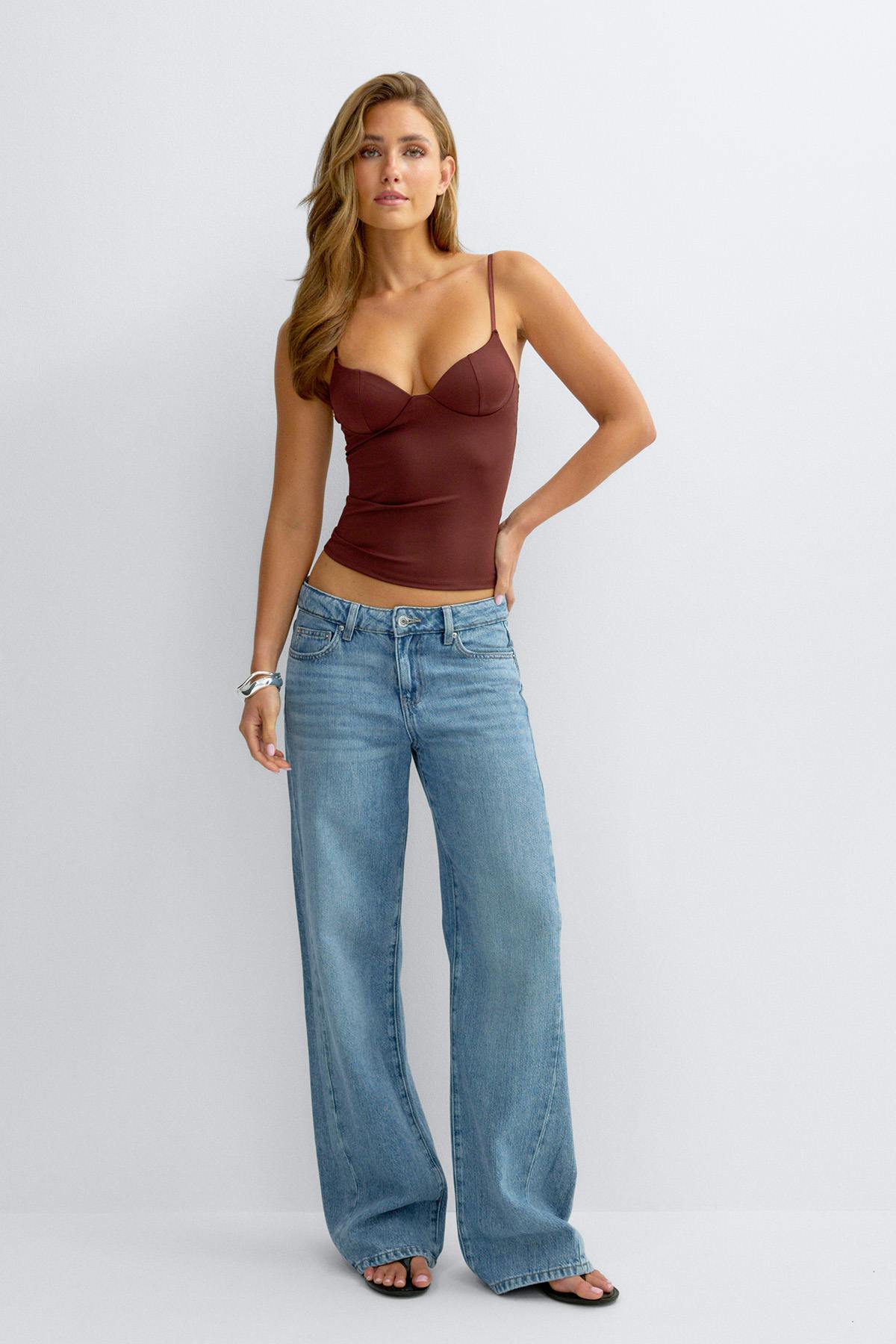 Low wide jeans