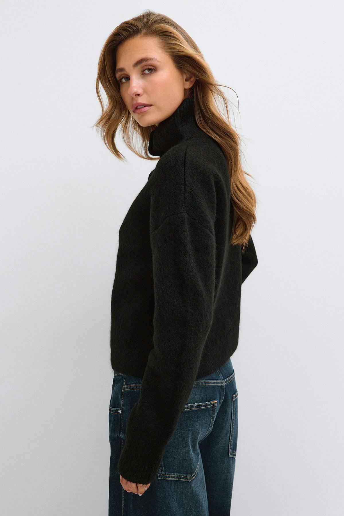 Turtleneck knitted cardigan