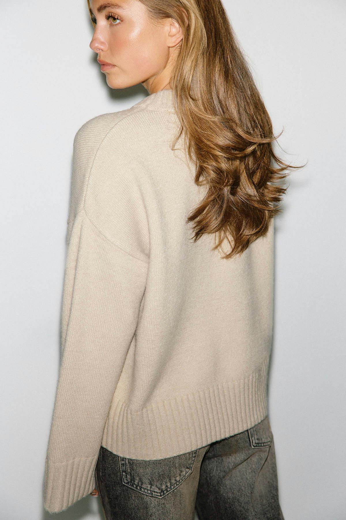 Crew neck knitted sweater
