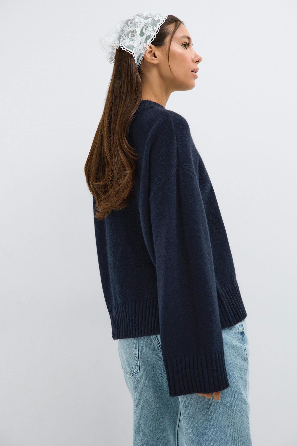 Crew neck knitted sweater
