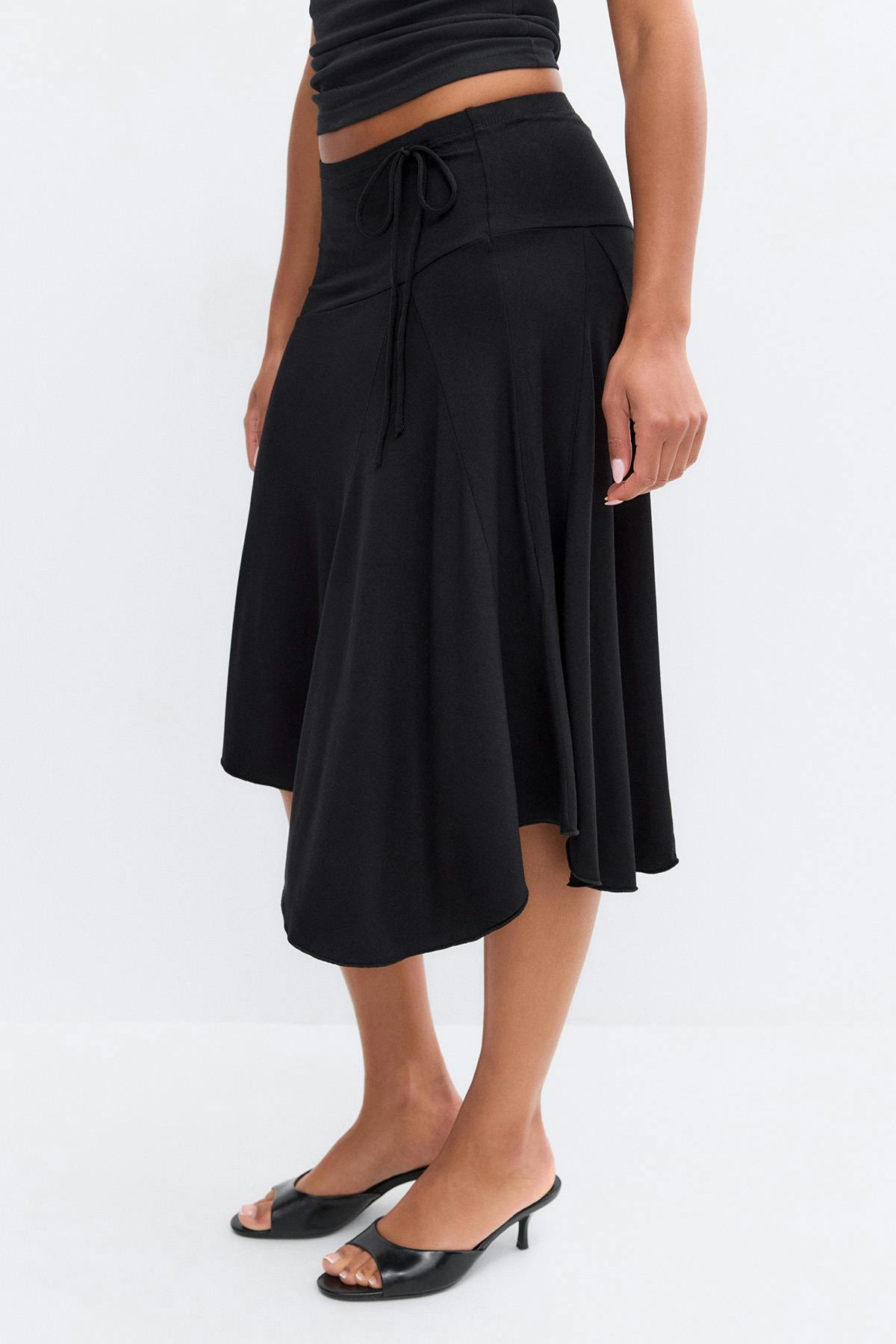 Asymmetric skirt