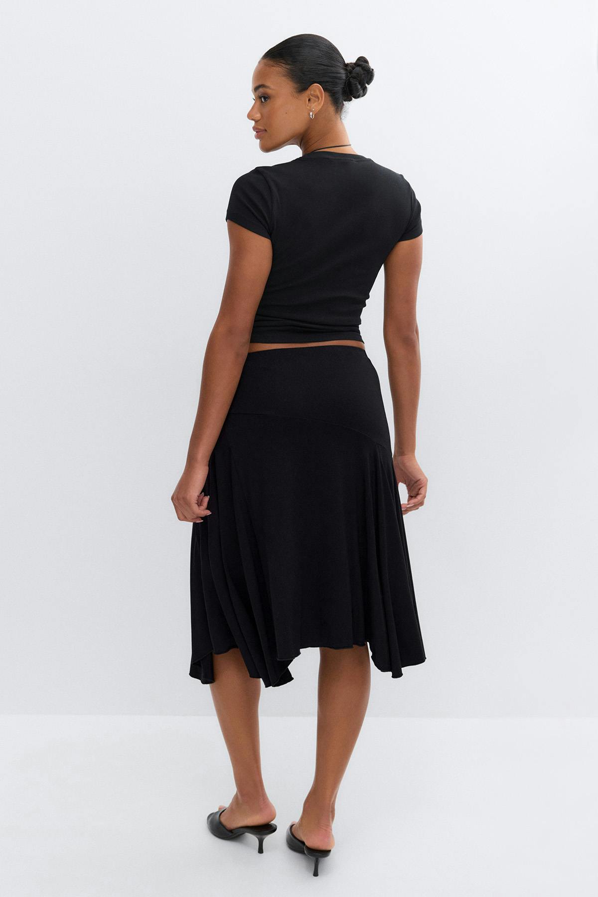Asymmetric skirt