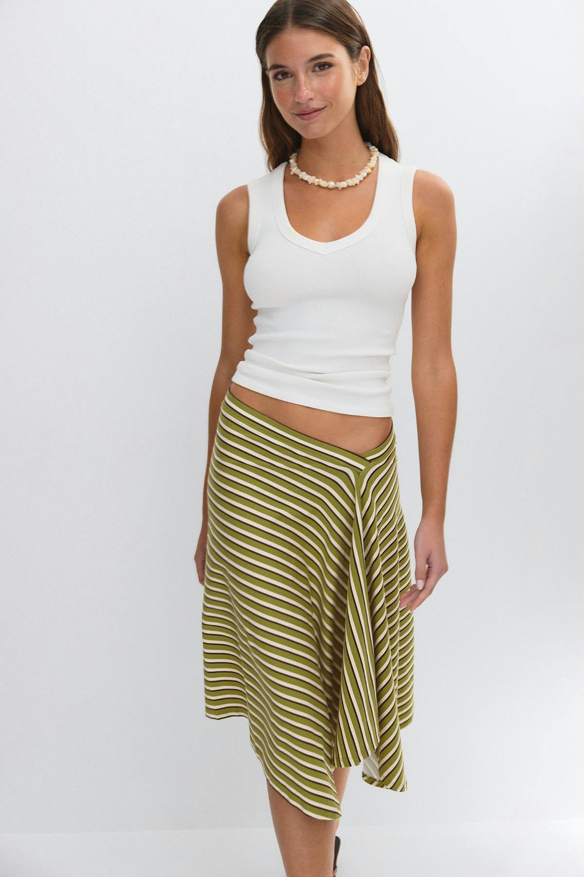 Asymmetric skirt
